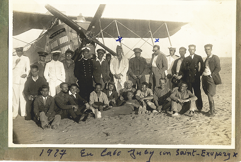 Álbum personal de Ignacio Hidalgo de Cisneros. Con Saint-Exupery, Cabo Juby, Sahara español, 1927.